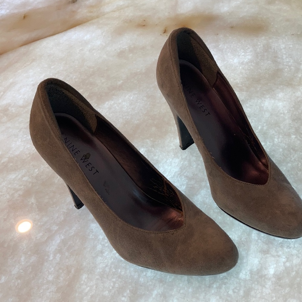 Nine West  Light gray suede comfortable heel that fits all occasions.